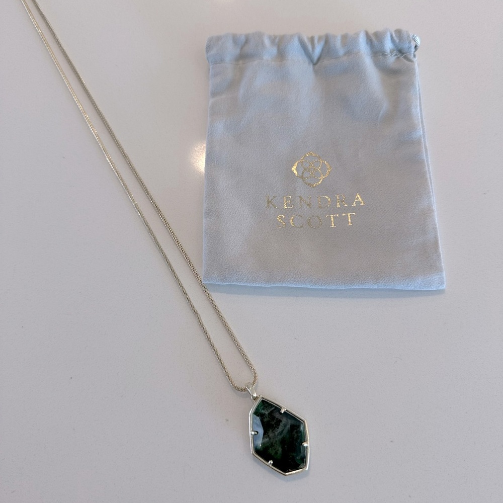 Kendra Scott Kalani Necklace in Sage Mica, Gold Plated Winter 2018 Collection - Picture 3 of 4